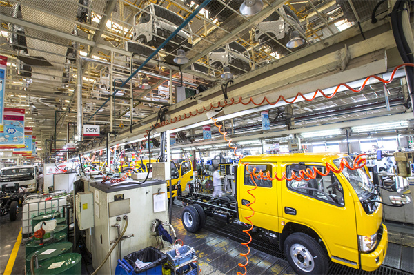图2-东风汽车股份有限公司忙碌的生产线 王虎 摄.jpg