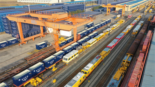 图3-襄阳自贸片区金鹰重工联运物流园 王虎 摄.jpg