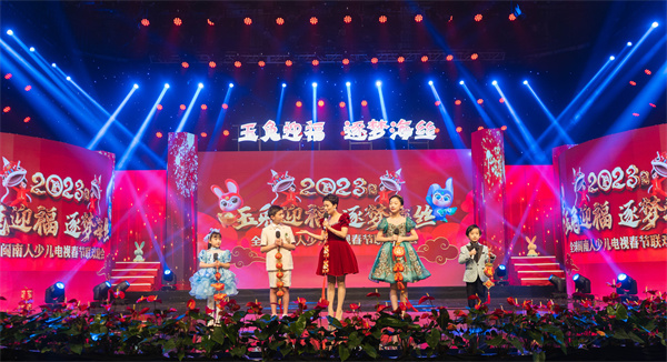 圖二：12歲的何穎琪已經第二次參與春晚錄製（陳建澎 攝）.jpg