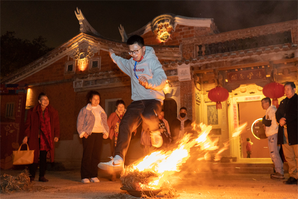 圖二:僑胞們體驗閩南傳統「跳火盆」活動(陳建澎 攝).JPG