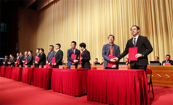 圖二：40 個民營企業重大項目在現場集中簽約（郭斌 攝）.JPG