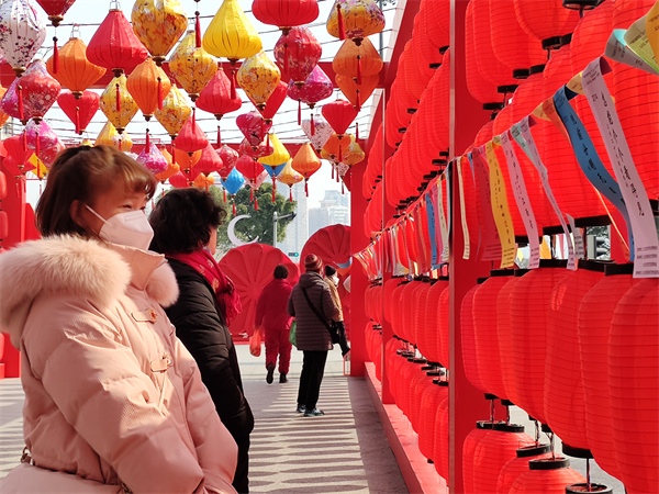 图二 市民积极认真参与猜谜活动.jpg