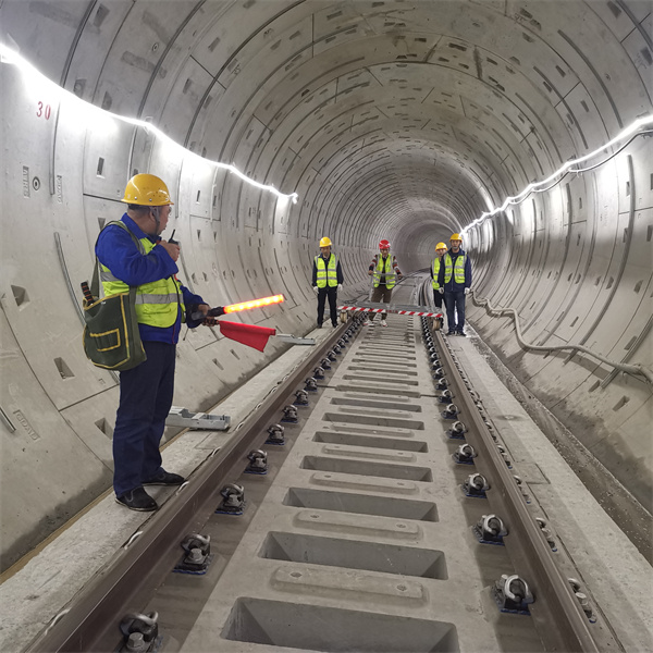 施工人员对隧道内情况进行检查.jpg