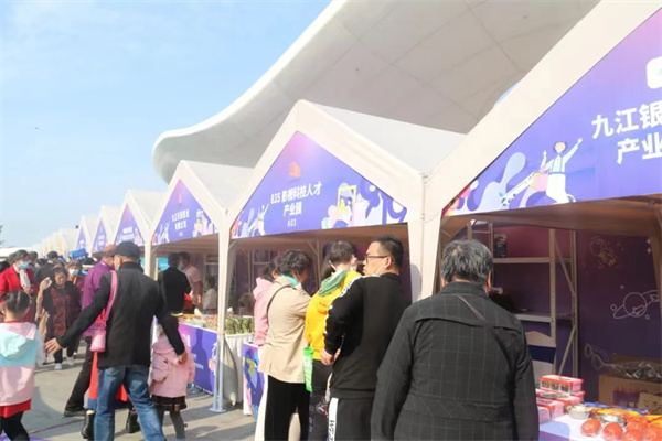 图二 消费季活动吸引游客市民络绎不绝.jpg