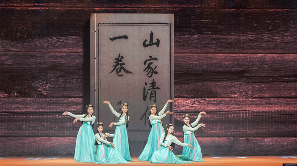 圖二:現場富含古典韻味的表演(陳建澎 攝).jpg