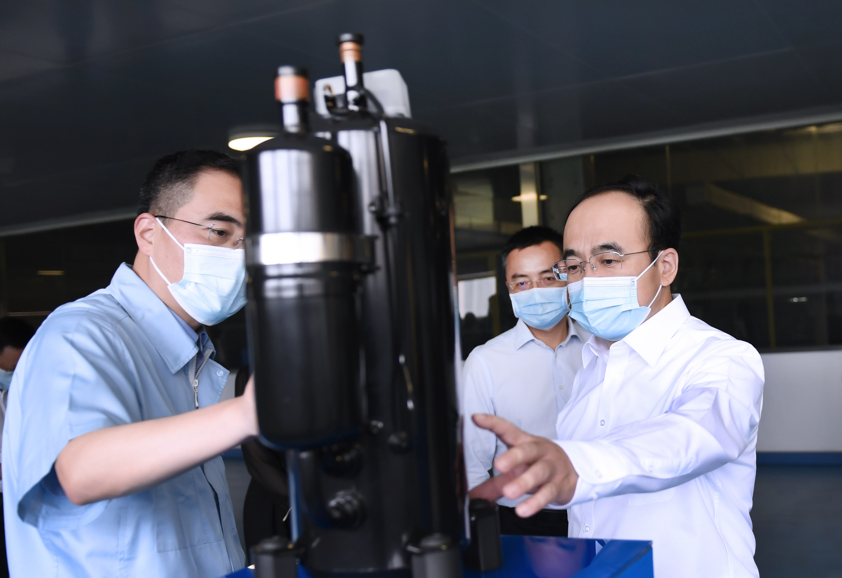 图二 徐延彬厅长深入企业走访，在南昌海立电器调研.jpg