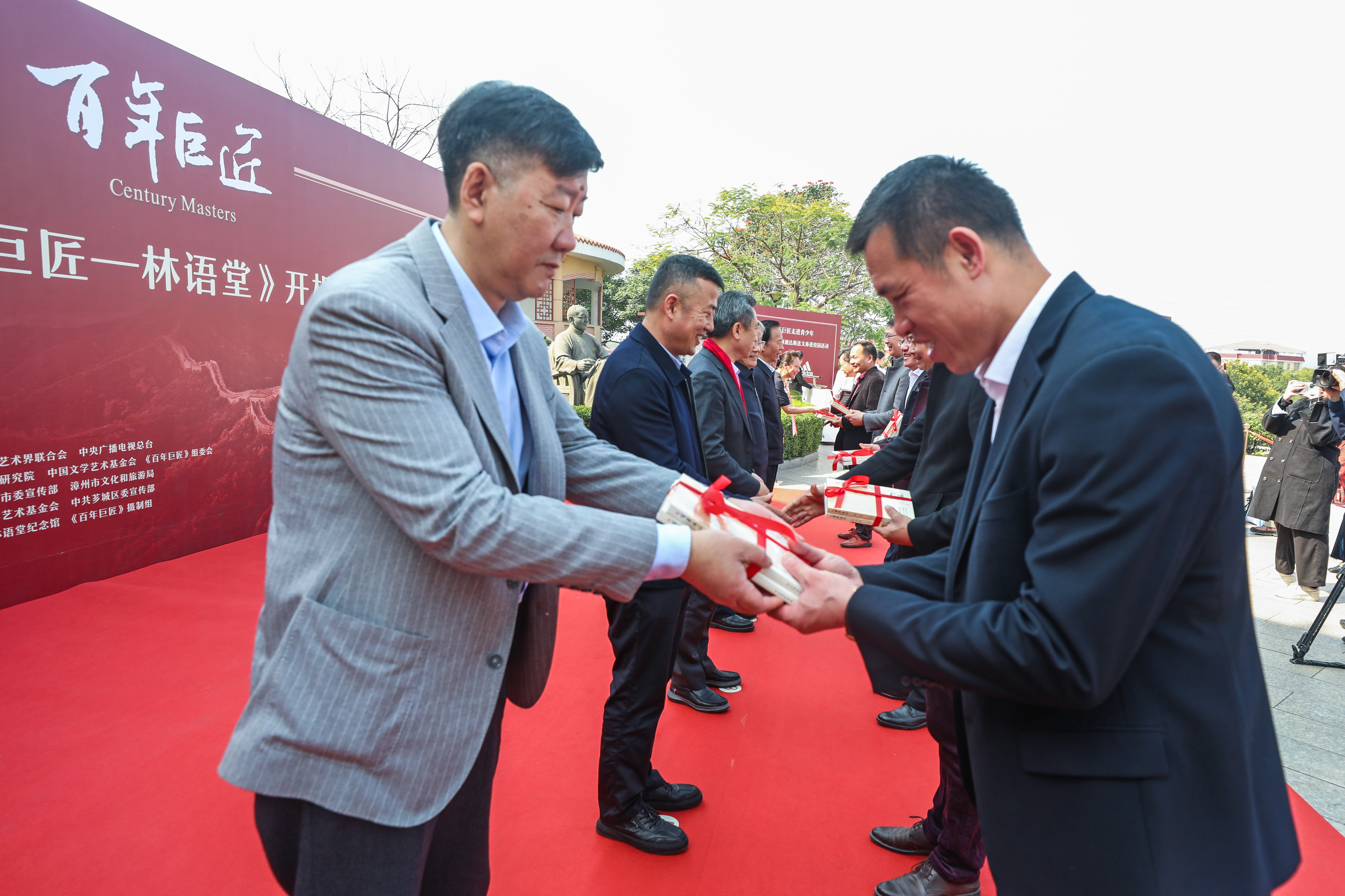 圖3:贈書儀式(鄭文典 攝).jpg