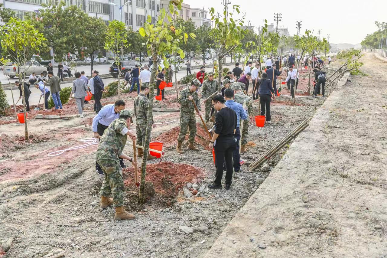 图2为揭阳广大干部群众积极参加植树造林。郑楚藩 摄.jpg