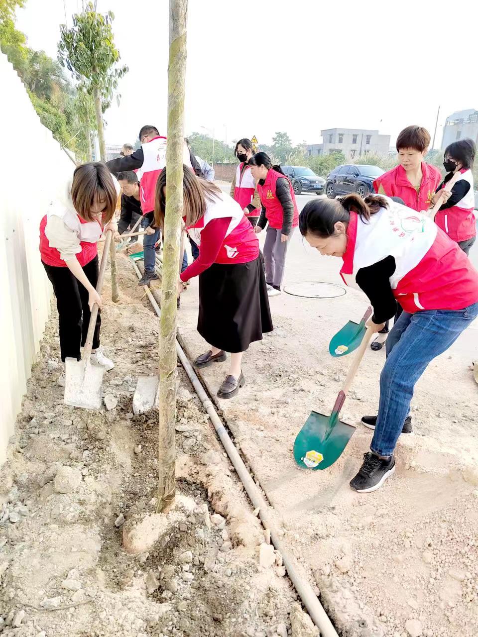 图3 为揭阳广大干部群众积极参加植树造林。揭宣供图.jpg