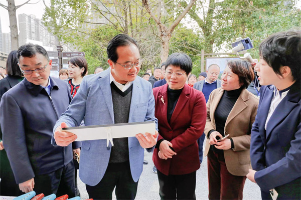 图二  杜少华（左二）、徐卿（左一）、洪碧霞（右三）等领导在文创集市巡展.jpg