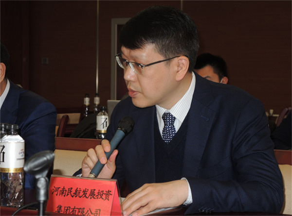 圖片3：河南民航發展投資集團有限公司盧森堡項目管理部總經理史彬彬介紹相關情況.jpg