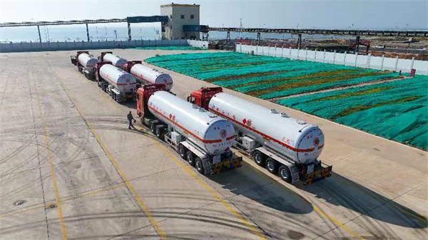 圖片2:廣東石化首批成品油汽運出廠 _(袁家豪).jpg