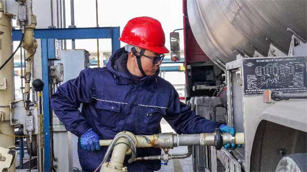 圖片3:廣東石化首批成品油汽運出廠 _(袁家豪).jpg