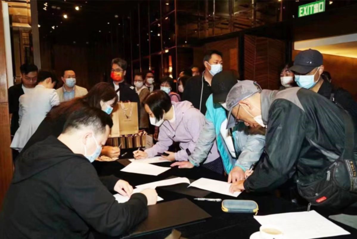 旅港乡亲了解合同条款后纷纷签约.jpg