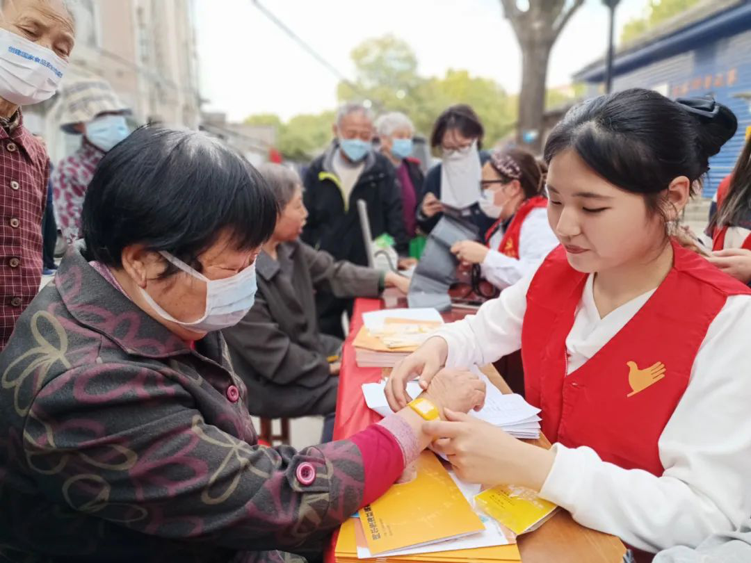 2.安徽巢湖:愛心黃手環 溫暖老人回家路.png