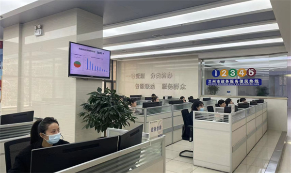 兰州市小兰社会治理综合指挥中心,“12345”热线服务大厅的接线员们倾听并记录市民反映的各类问题。.jpg