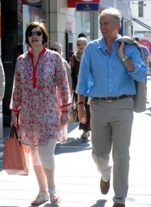 被指与邓文迪偷情后 布莱尔首次被拍到携妻悠闲度假3.jpg