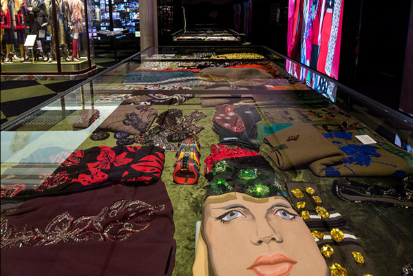 Prada伦敦设展 百年珍品再现1.jpg