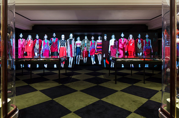 Prada伦敦设展 百年珍品再现12.jpg