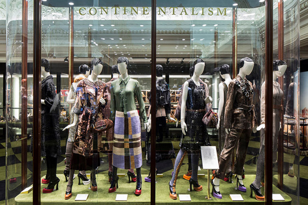 Prada伦敦设展 百年珍品再现3.jpg