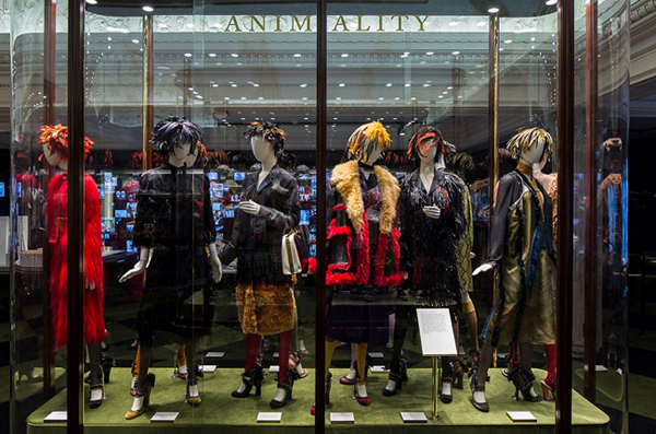 Prada伦敦设展 百年珍品再现5.jpg