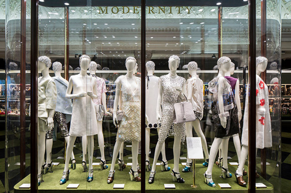 Prada伦敦设展 百年珍品再现6.jpg