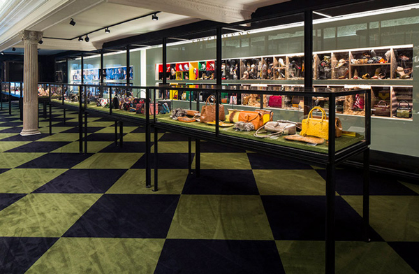 Prada伦敦设展 百年珍品再现10.jpg