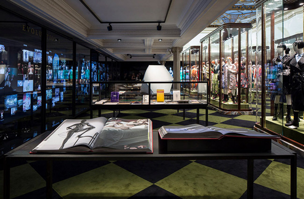 Prada伦敦设展 百年珍品再现11.jpg