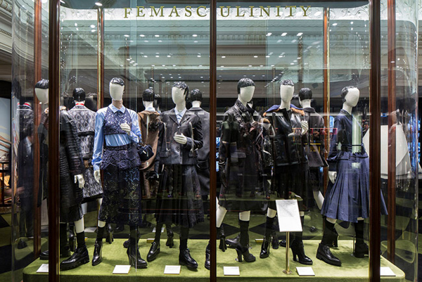 Prada伦敦设展 百年珍品再现4.jpg