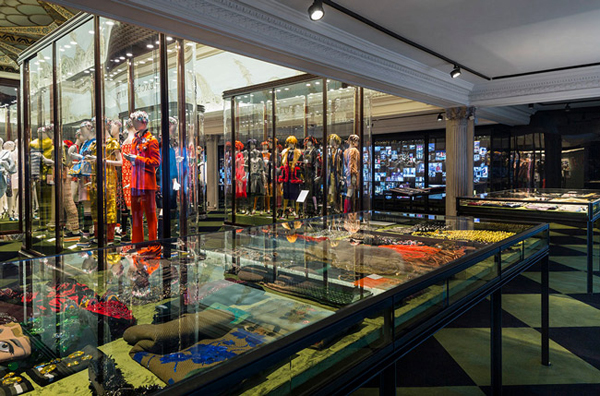 Prada伦敦设展 百年珍品再现9.jpg