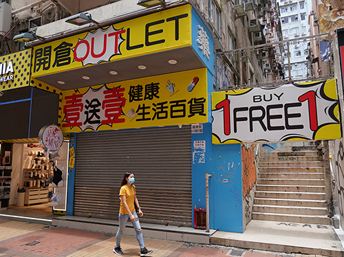 【鑪峰遠眺】香港不能困坐「疫城」