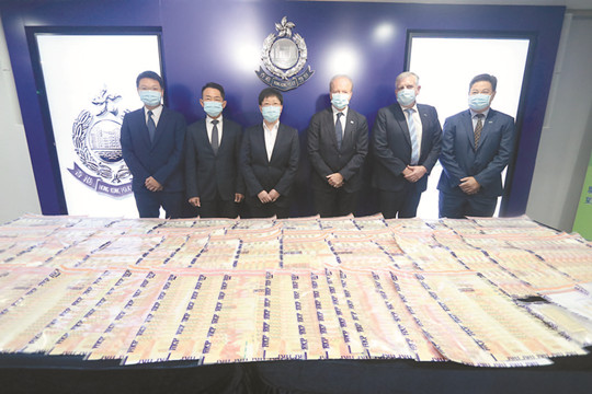  騙徒網上唱高散貨造市 證監警方聯合行動拘12男女檢獲9億