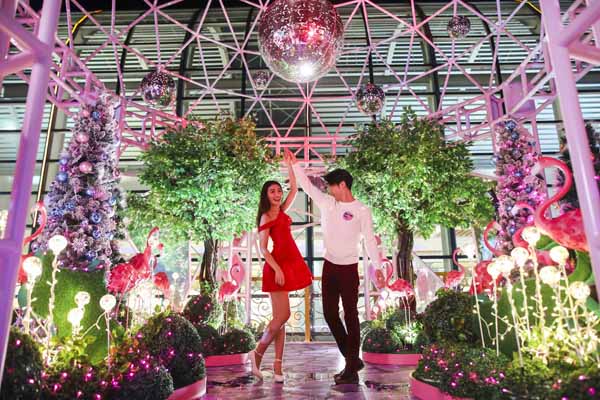 商場變身童話世界 愛麗絲夢遊奇幻迎聖誕