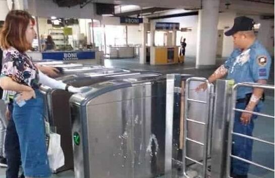中国女留学生在菲被捕：在地铁站向警察泼豆花