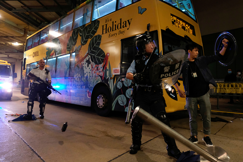 外媒攻擊香港警察舉槍，那是因為你沒看到這一幕！