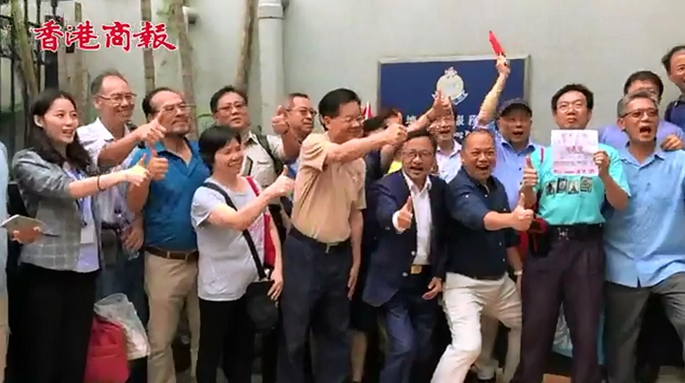 多個團體及街坊赴觀塘警署表慰問