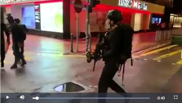 警方疑再出動「臥底」，有黑衣男持胡椒彈槍拘示威者