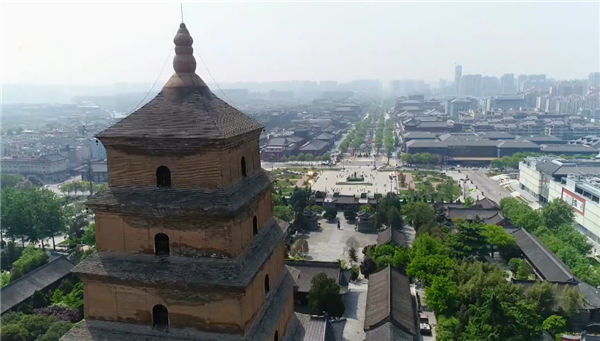 习近平来到大唐不夜城步行街