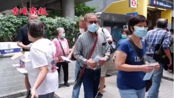 【疫中有愛】 善心漫畫檔主 三度贈口罩予長者