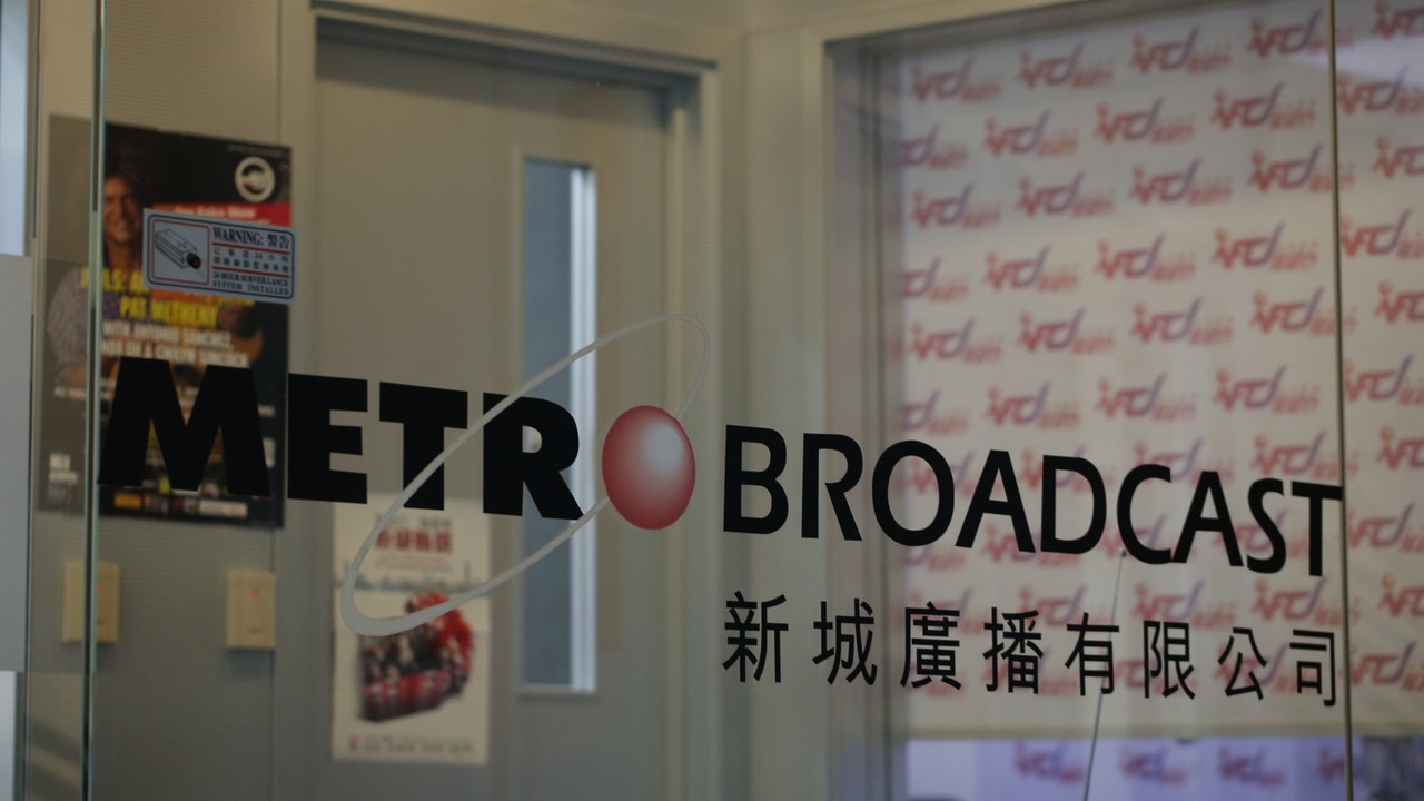 新城電台一名員工初步確診 全台員工撤離改電腦播歌