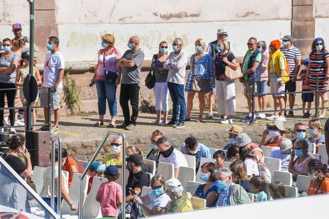 法确诊病例破20万 巴黎正式推行户外强制戴口罩