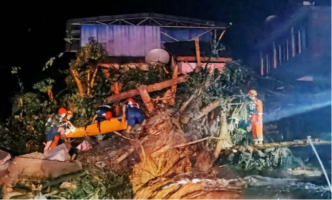 四川雅安多地遭遇暴雨袭击 消防5小时营救转移370余人