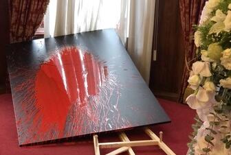 台媒：李登辉肖像被泼红色油漆