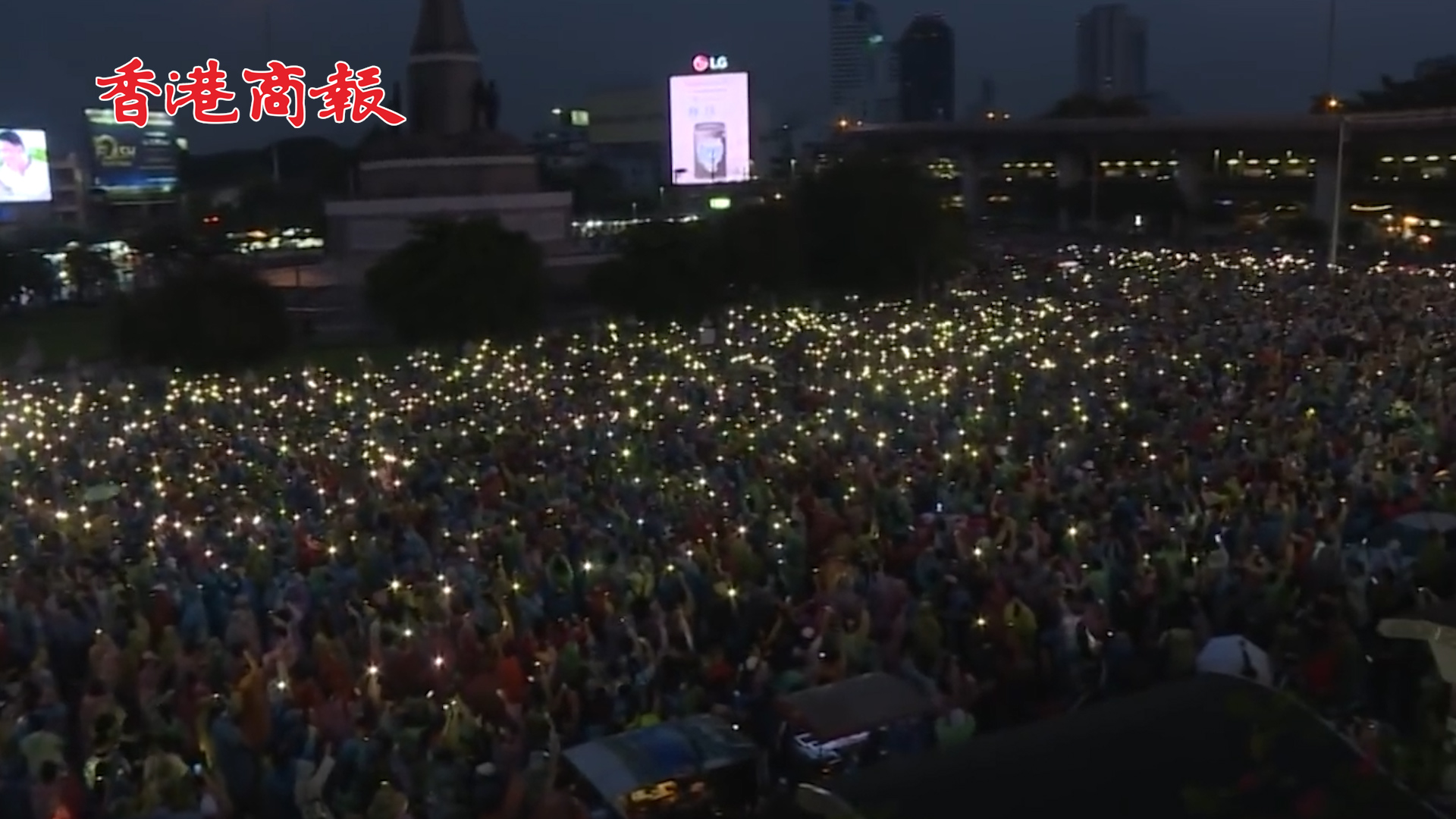 有片丨泰國民眾手機點亮燈海和平抗議 巴育：正避免使用武力