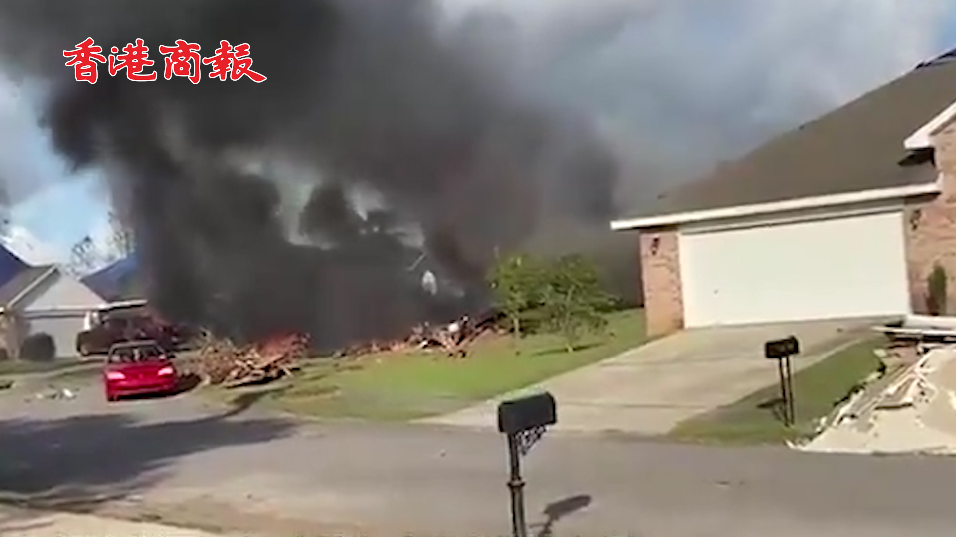 有片丨美國海軍軍機墜毀砸向民房：兩名駕駛員當場身亡