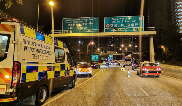 警方展開反非法賽車行動 共拘捕30名男女