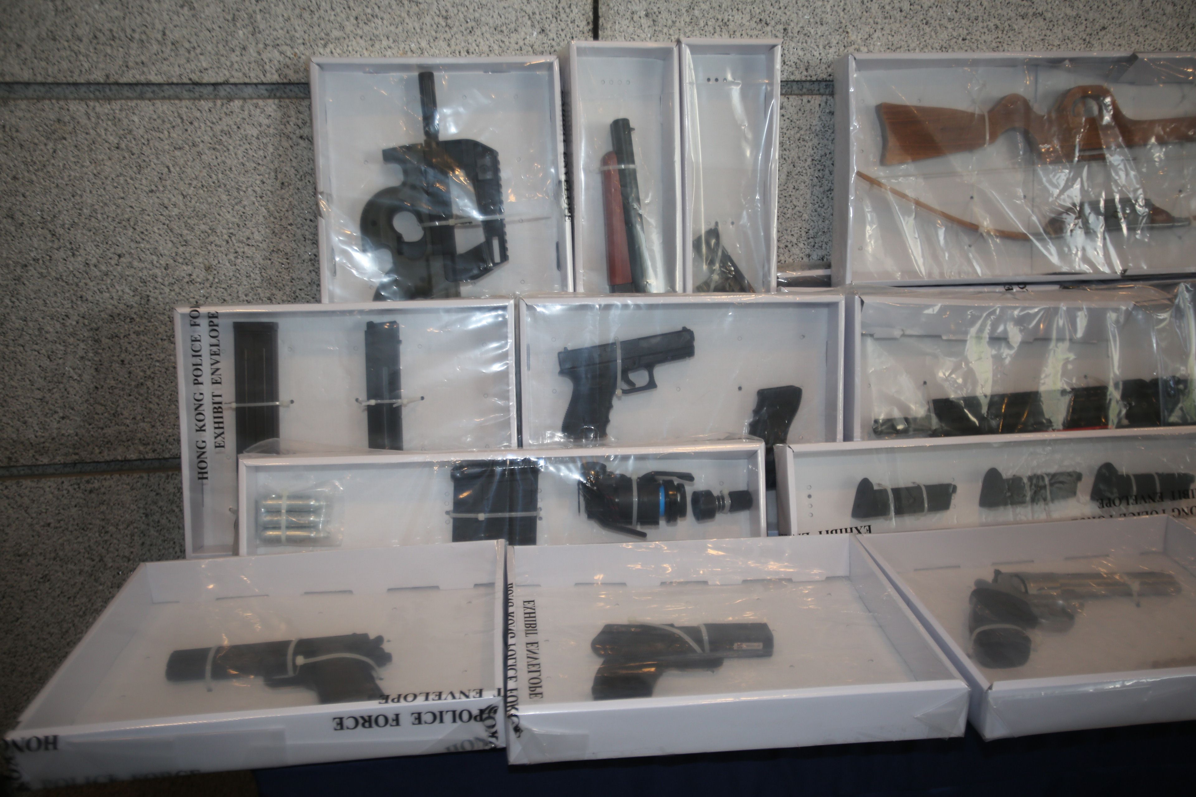 警方拘捕3名男子 行動中搜出仿製槍械及彈藥