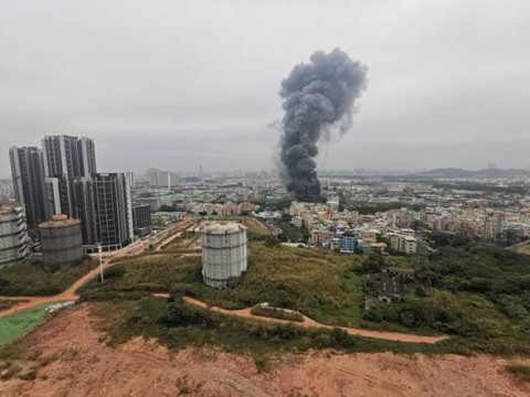 廣州荔灣西塱村發生火情 現場濃煙沖天