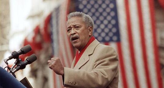 美媒：紐約首位非裔市長戴維丁金斯去世