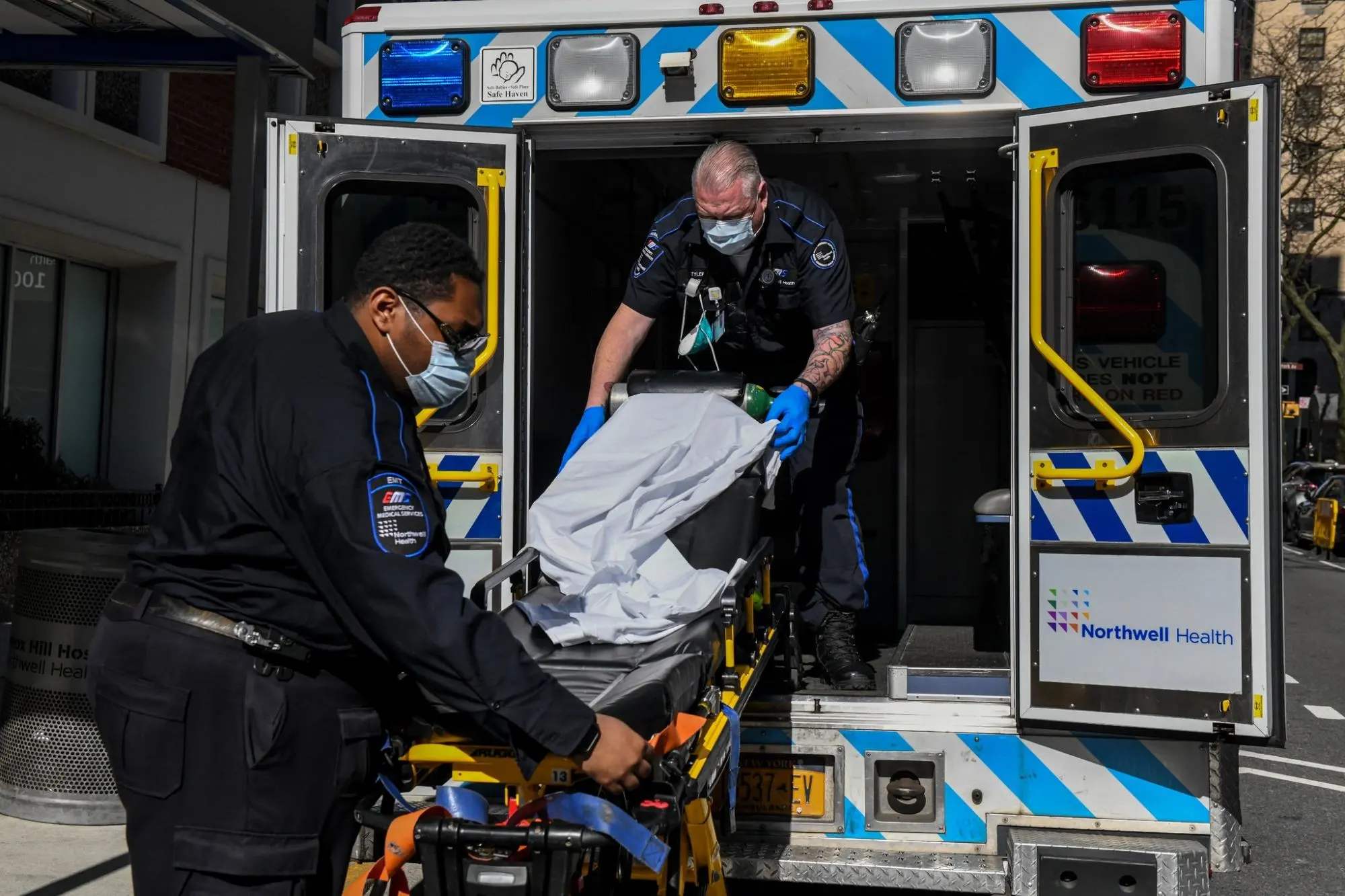 美國單日新增確診超22萬例 紐約12月累計確診為全年最多一個月